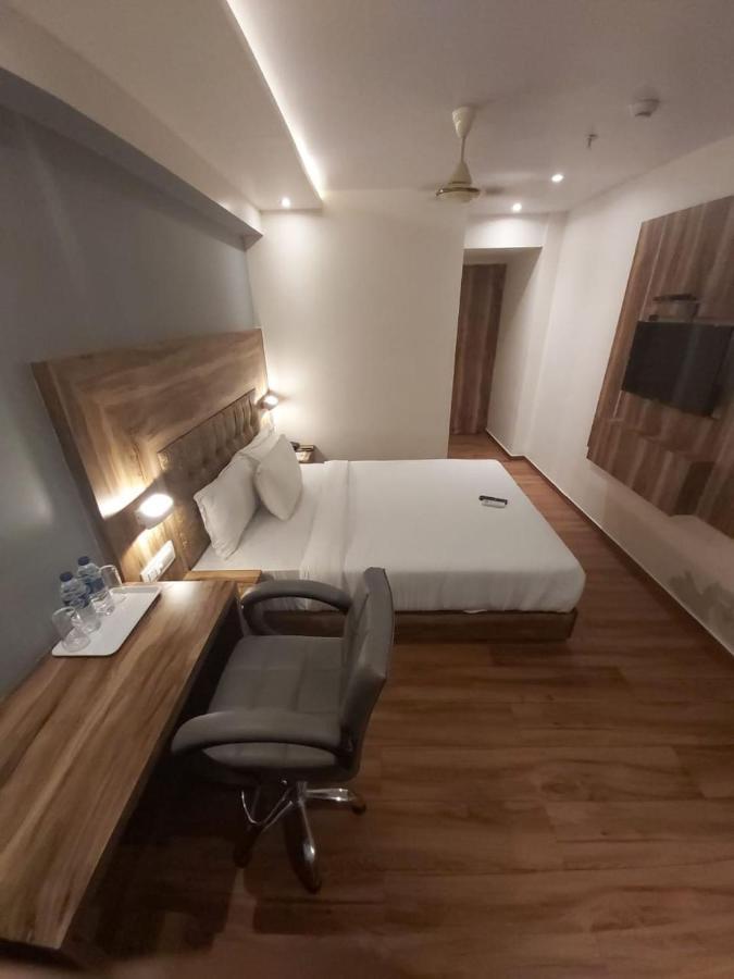Fluorescent By Bizzgrow Hotels International Airport - Formerly Known As Byaris International Bombay Extérieur photo